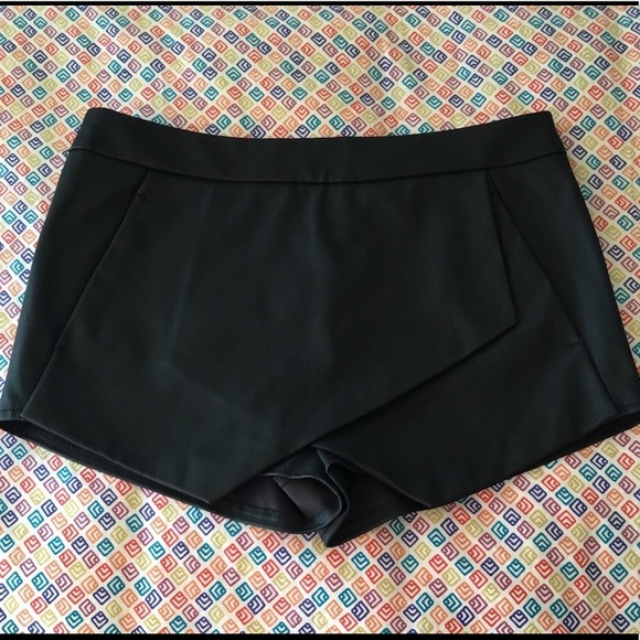 New leather like skirt short - size small - Picture 3 of 4